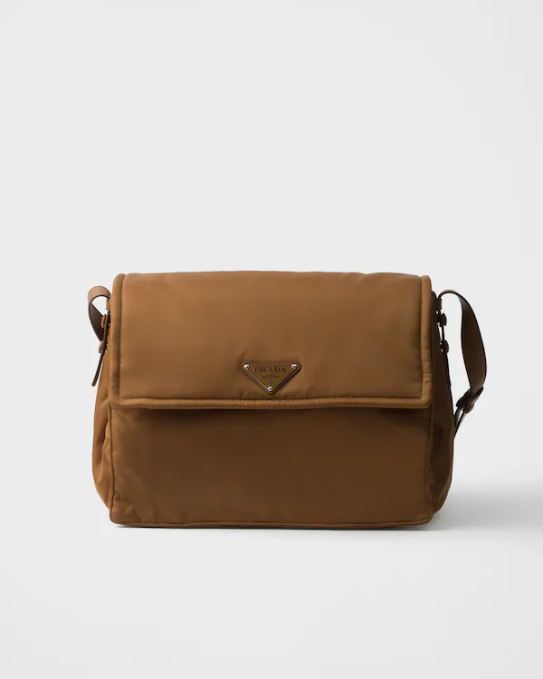Bolsa de ombro grande forrada Prada Traveller em Re-Nylon