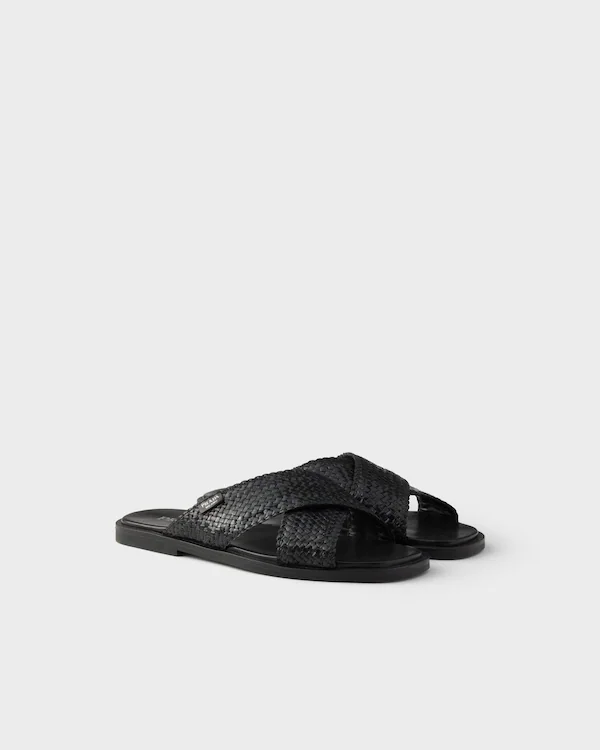 Sandal com tiras cruzadas