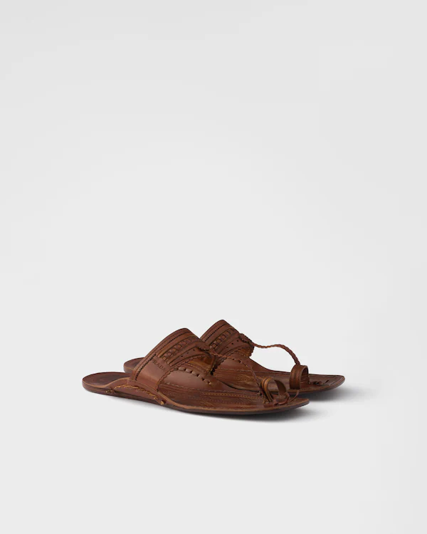 Sandal de couro Prada Feito na Índia x Inspirado nos Chappals Kolhapuri