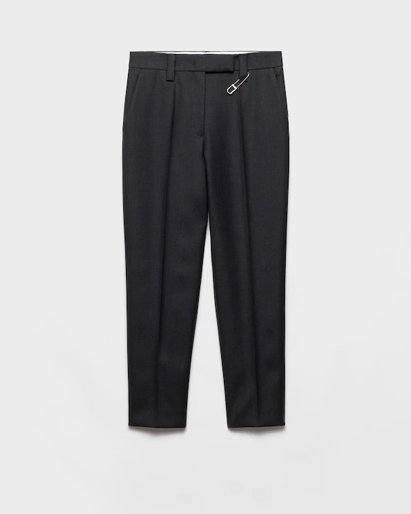 Calças de gabardina de lã com alfinete decorativo