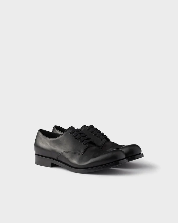 Sapatos derby de couro envelhecido com cadarços