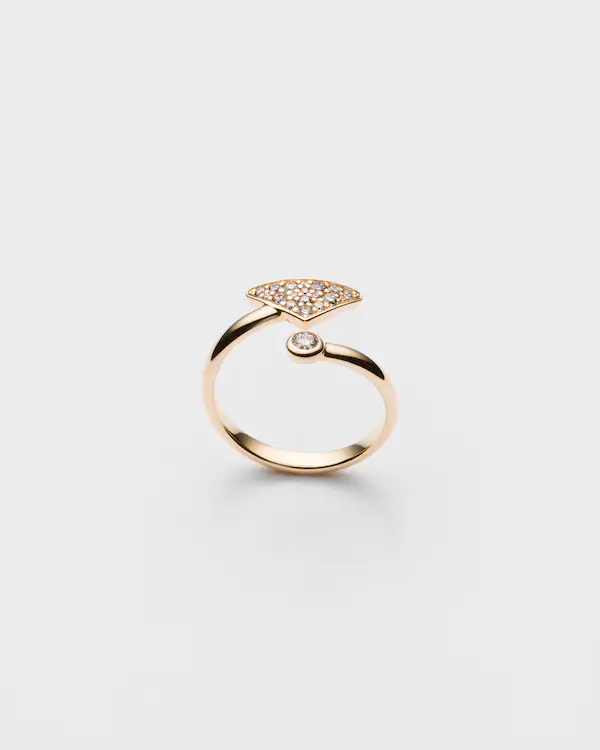 Anel Eternal Gold contrarié em ouro amarelo com diamantes
