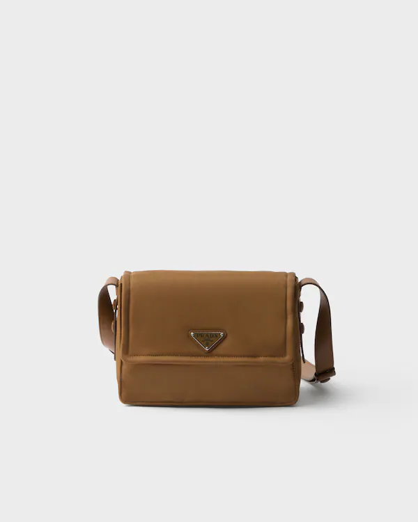 Bolsa de ombro pequena acolchoada em Re-Nylon Prada Traveller