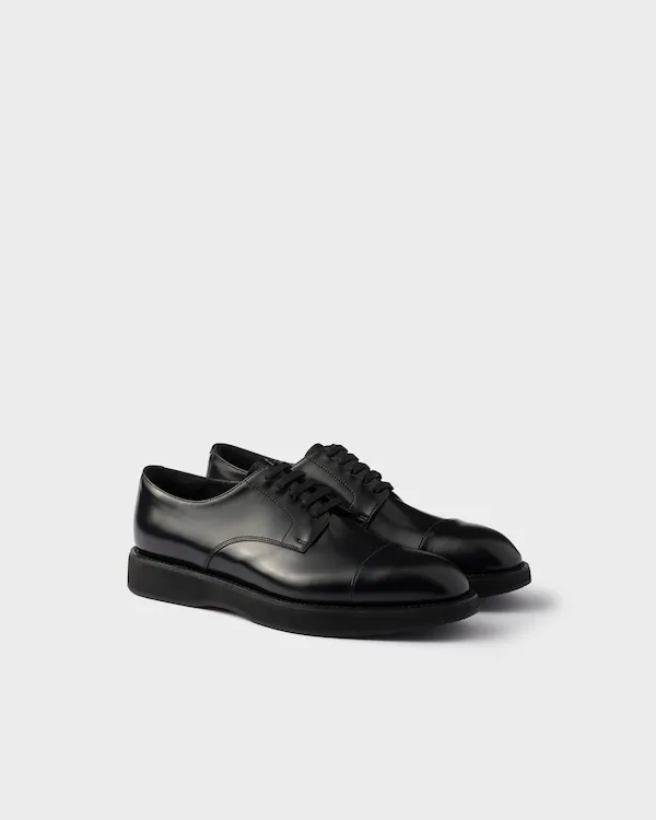 Sapatos de couro escovado com cadarços