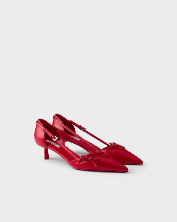 Sapatos de salto de couro com abertura lateral