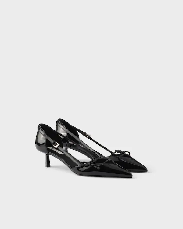 Sapatos de salto de couro patentado com abertura lateral