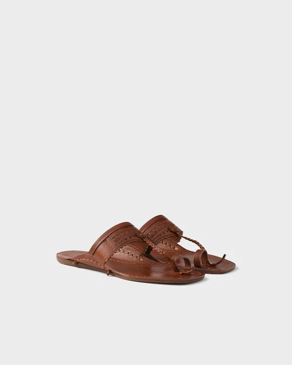Sandal de couro Prada Feito na Índia x Inspirado nos Chappals Kolhapuri
