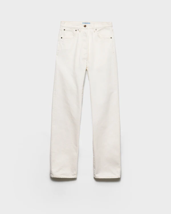 Calças jeans de cinco bolsos em denim velho