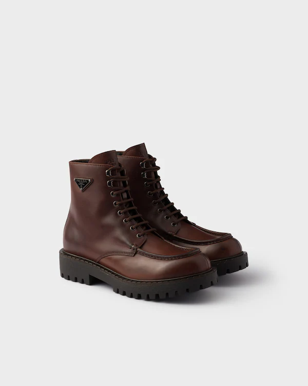 Bota de couro com cadarços