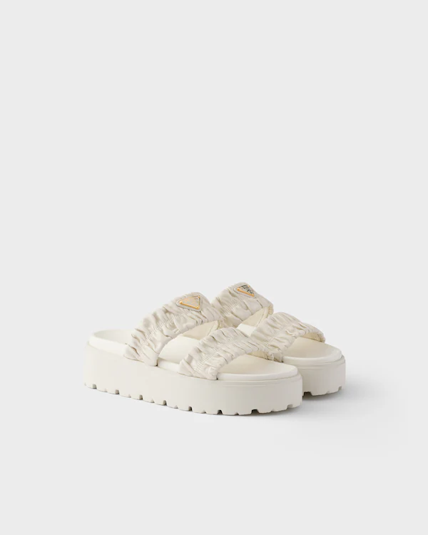 Sandalas planas de couro napa com efeito matelassê