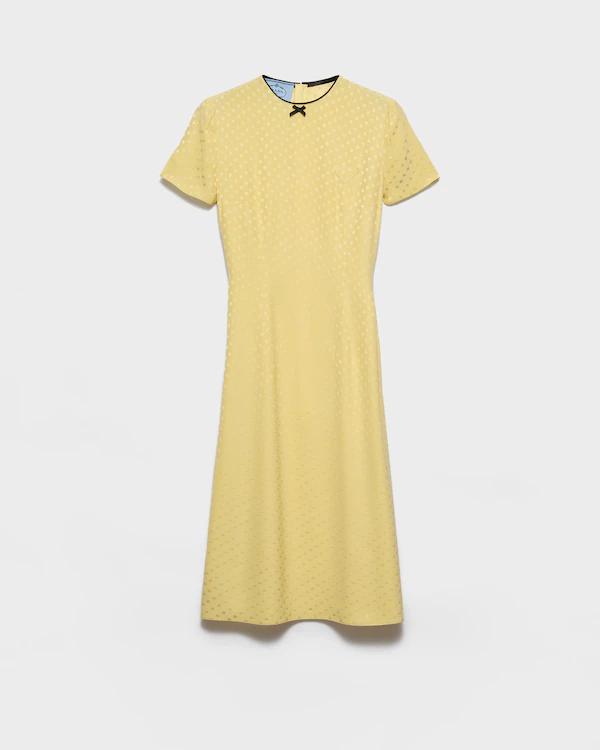 Vestido de cetim com estampa de bolinhas
