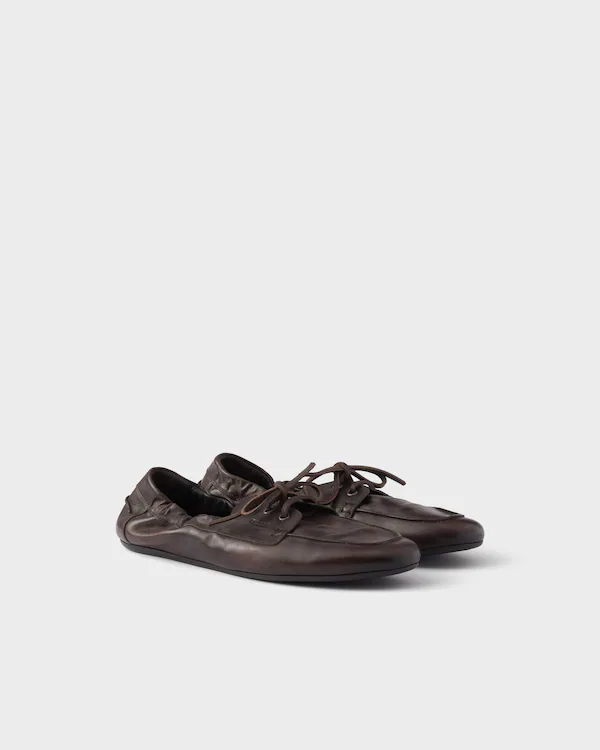 Sapatos de couro envelhecido com cadarços