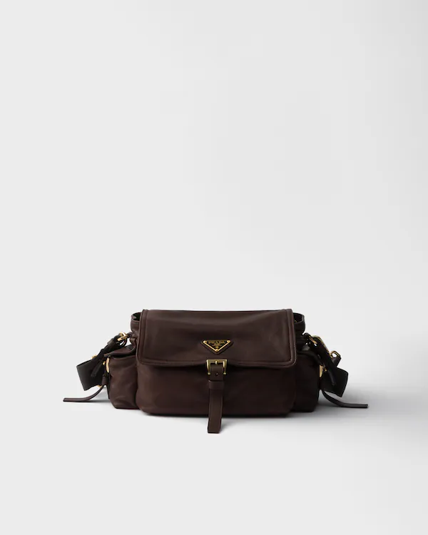Bolsa de ombro média em couro napa Prada Explore com aba