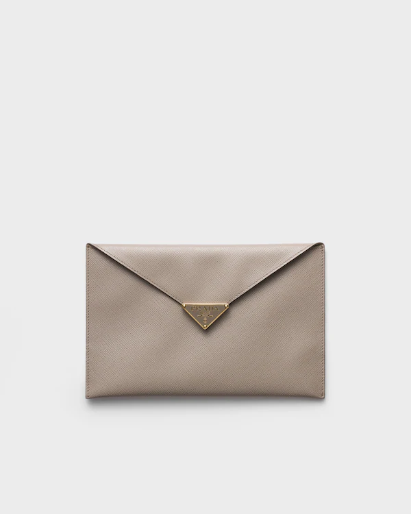 Bolsa envelope em couro Saffiano